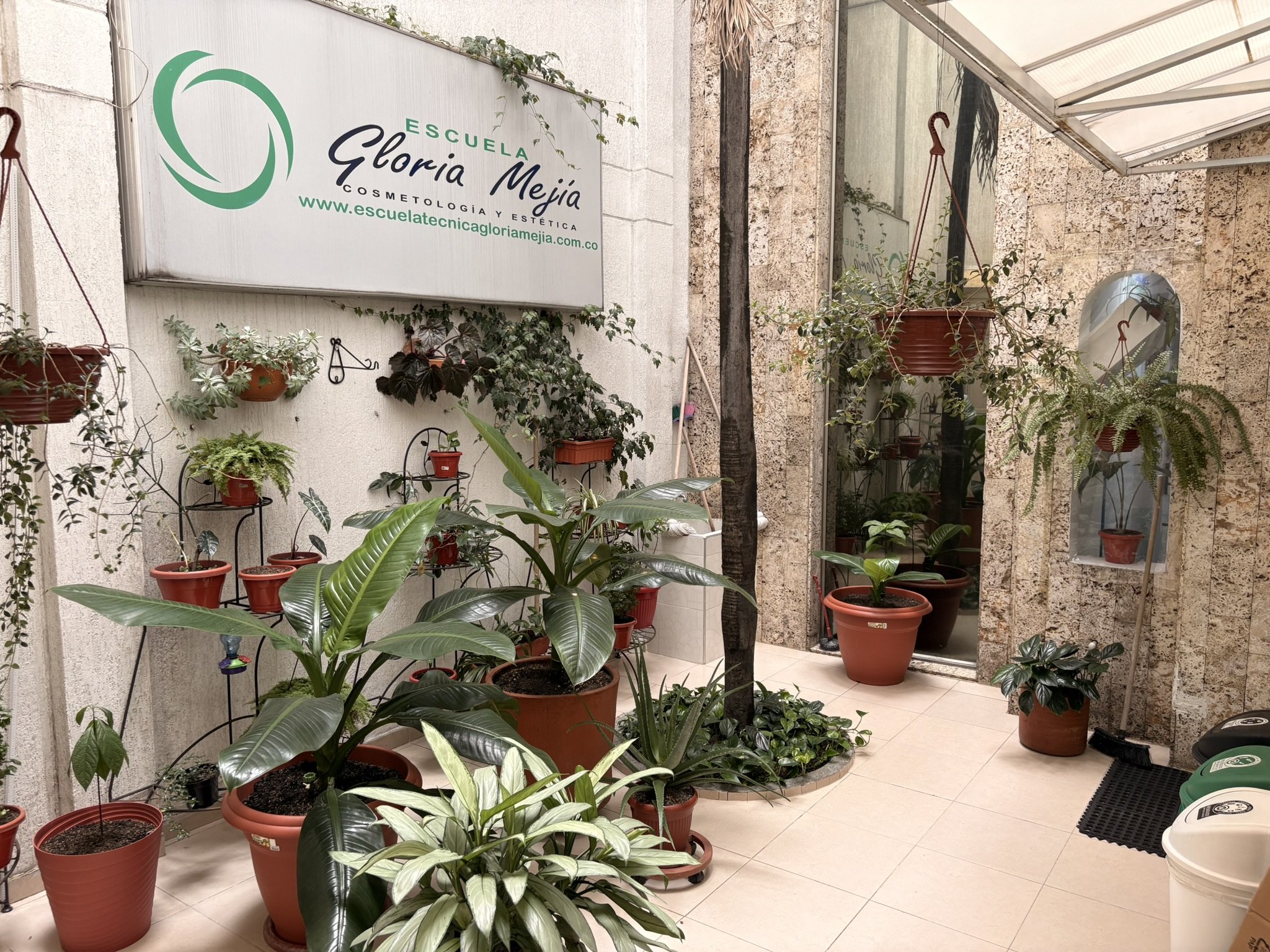 Edificio de la academia – Gloria Mejía